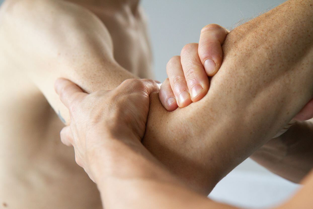 Photo to physiothérapeute avec client